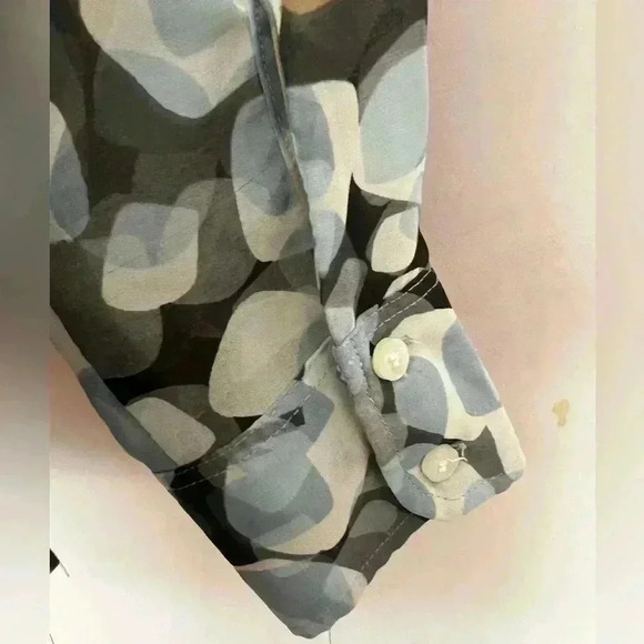 New York & Co. Women's Sz 2 Sheer Long Sleeve Button Wrist V-Neck Blouse - Picture 4 of 4